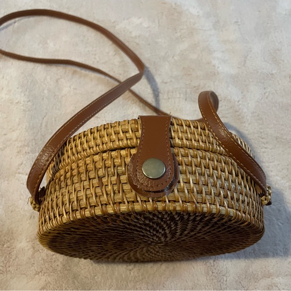 Rattan crossbody round bag - Picture 3 of 7